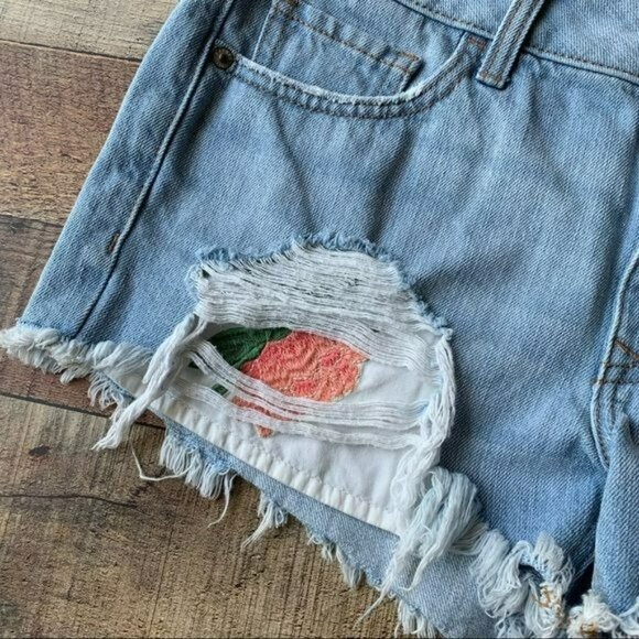 Express low rise denim shorts with peel a boo embroidered flowers on the pockets - Picture 9 of 10